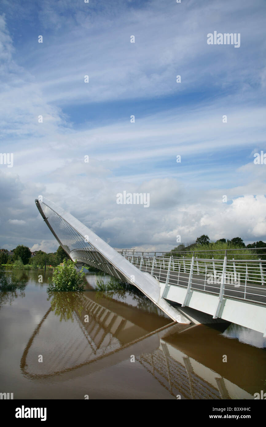 Il nuovo Millennium Bridge durante le gravi inondazioni del fiume Ouse, York, North Yorkshire, Inghilterra mattina. Foto Stock