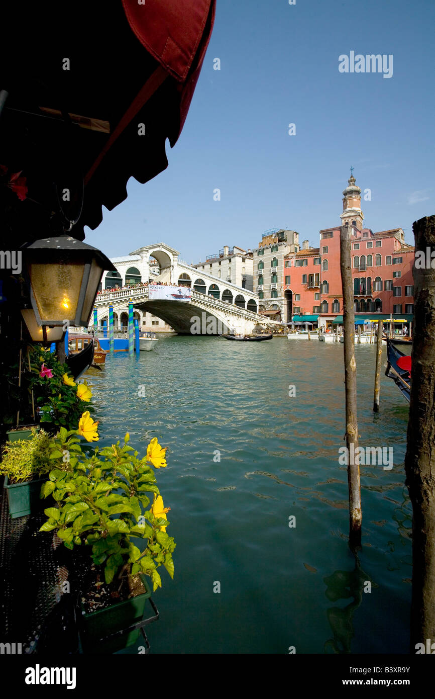 Il Ponte di Rialto attraverso il Canal Grande a Venezia. Italia Foto Stock