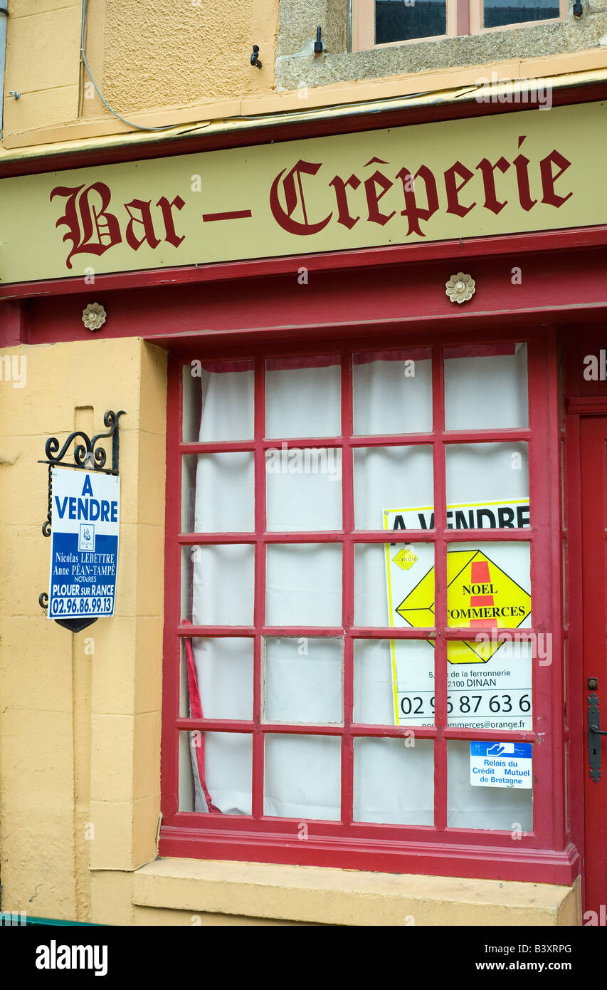 Chiuso il ristorante pancake per la vendita nel villaggio di Plancoët Bretagna Francia Europa Foto Stock