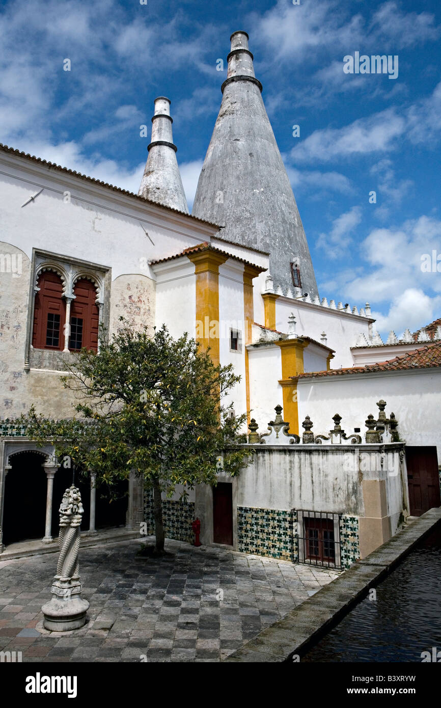 Enorme conic twin camini che si elevano al di sopra del grande palazzo cucina come si vede nel Palácio da Pena di Sintra, Portogallo Foto Stock