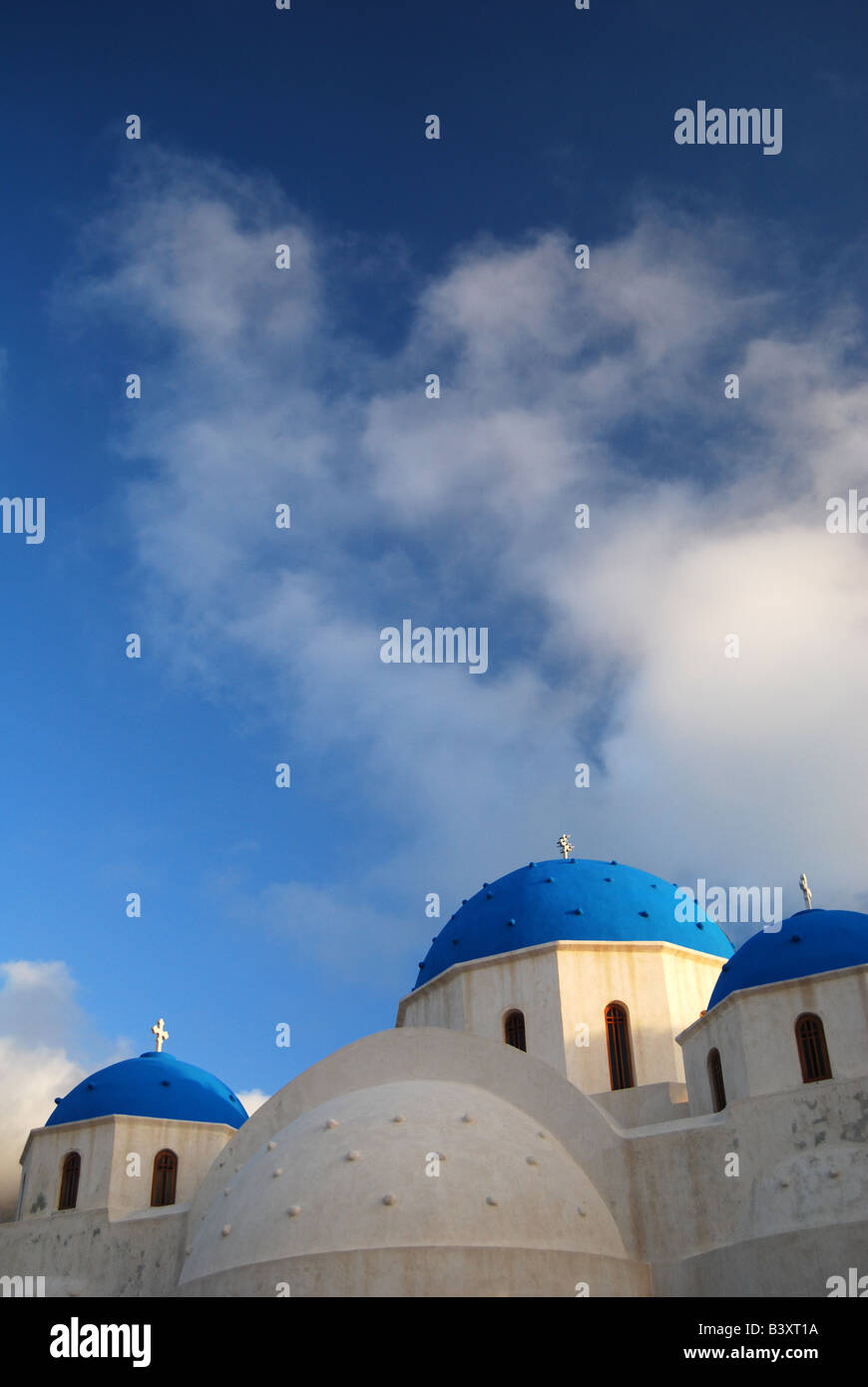 Primo piano di cupole blu di una chiesa ortodossa greca di Santorini isola Grecia Foto Stock