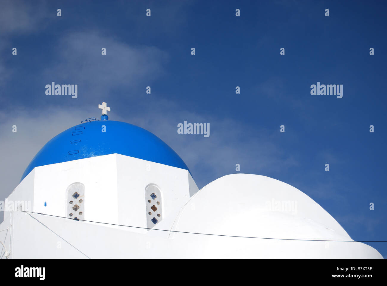 Primo piano della cupola blu di una chiesa ortodossa greca di Santorini isola Grecia Foto Stock