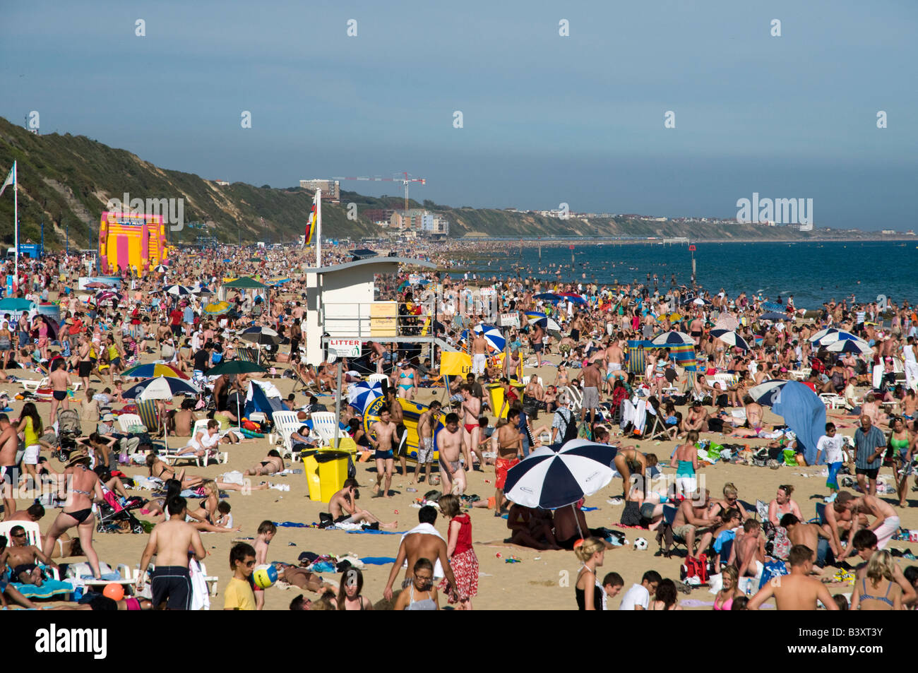 Affollata spiaggia di Bournemouth, Inghilterra, Regno Unito Foto Stock