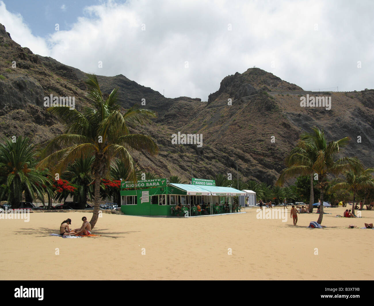 Bar sulla spiaggia a Playa de Las Teresitas vicino a San Andrés, 5 km a nord di Santa Cruz de Tenerife, nelle Isole Canarie. Foto Stock