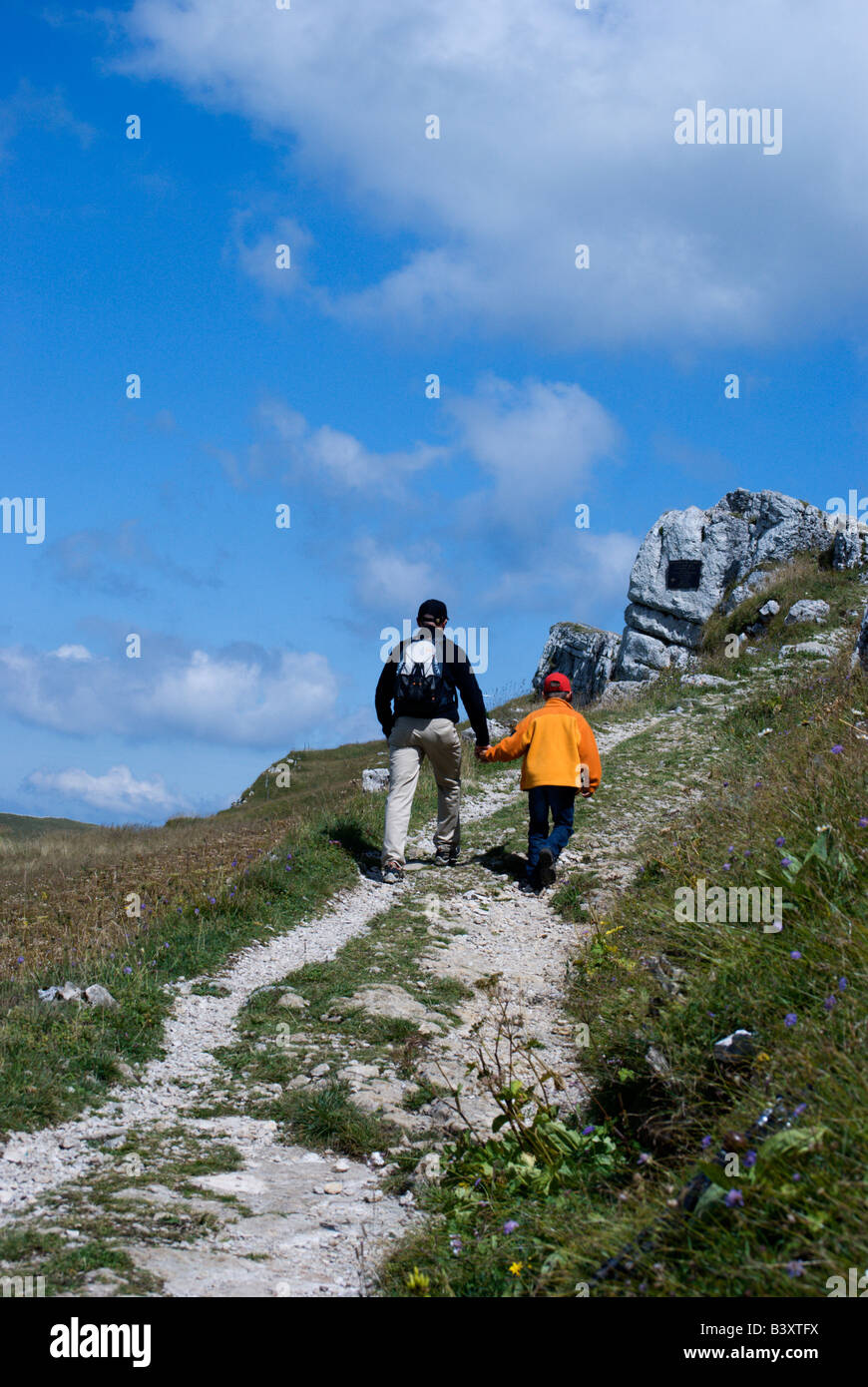 Padre e figlia trekking lungo una prova nel Parc Chasseral regionale Foto Stock