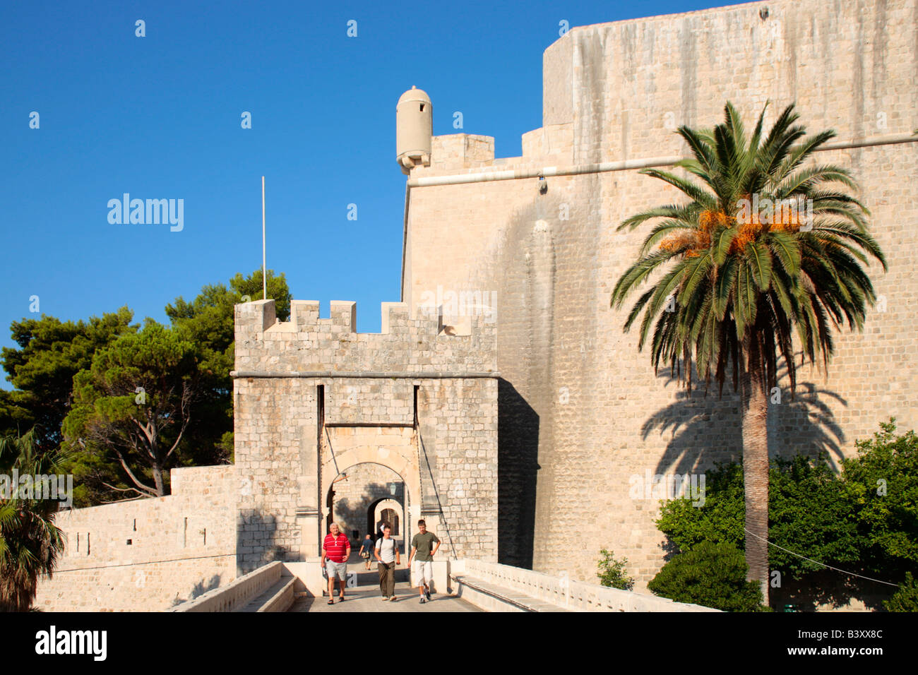 Cancello Ploce per la città vecchia di Dubrovnik, la Repubblica di Croazia, Europa orientale Foto Stock