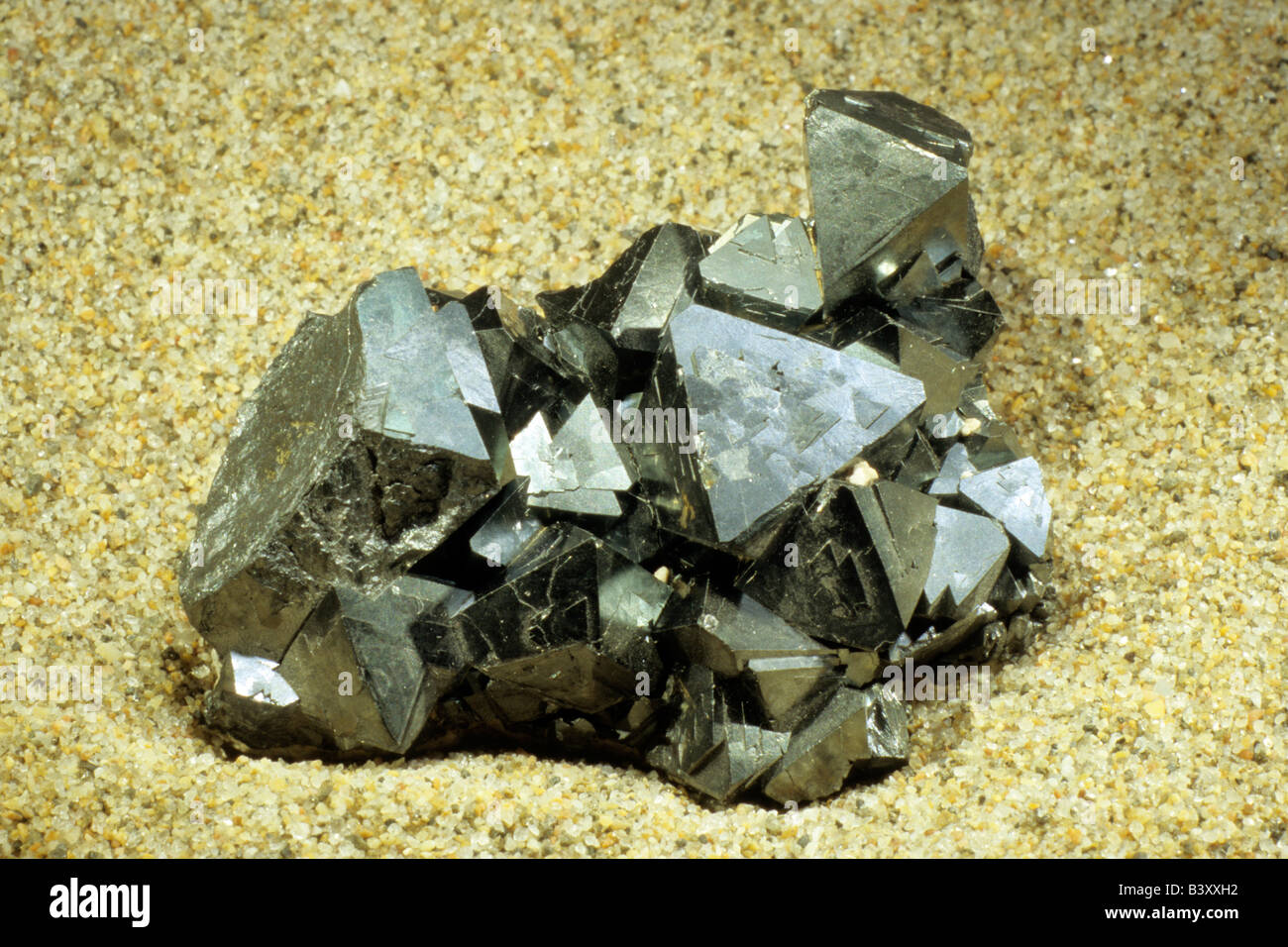 Magnetite, forma di cristallinità sulla sabbia Foto Stock