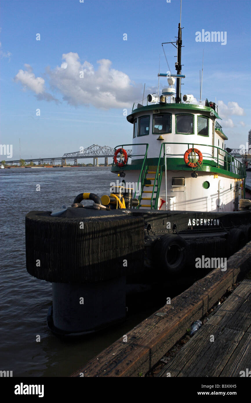 L'Ascensione a livello locale un rimorchiatore a traino, ormeggiata sulla sponda di un fiume lungo il fiume Mississippi a New Orleans, Louisiana. Foto Stock