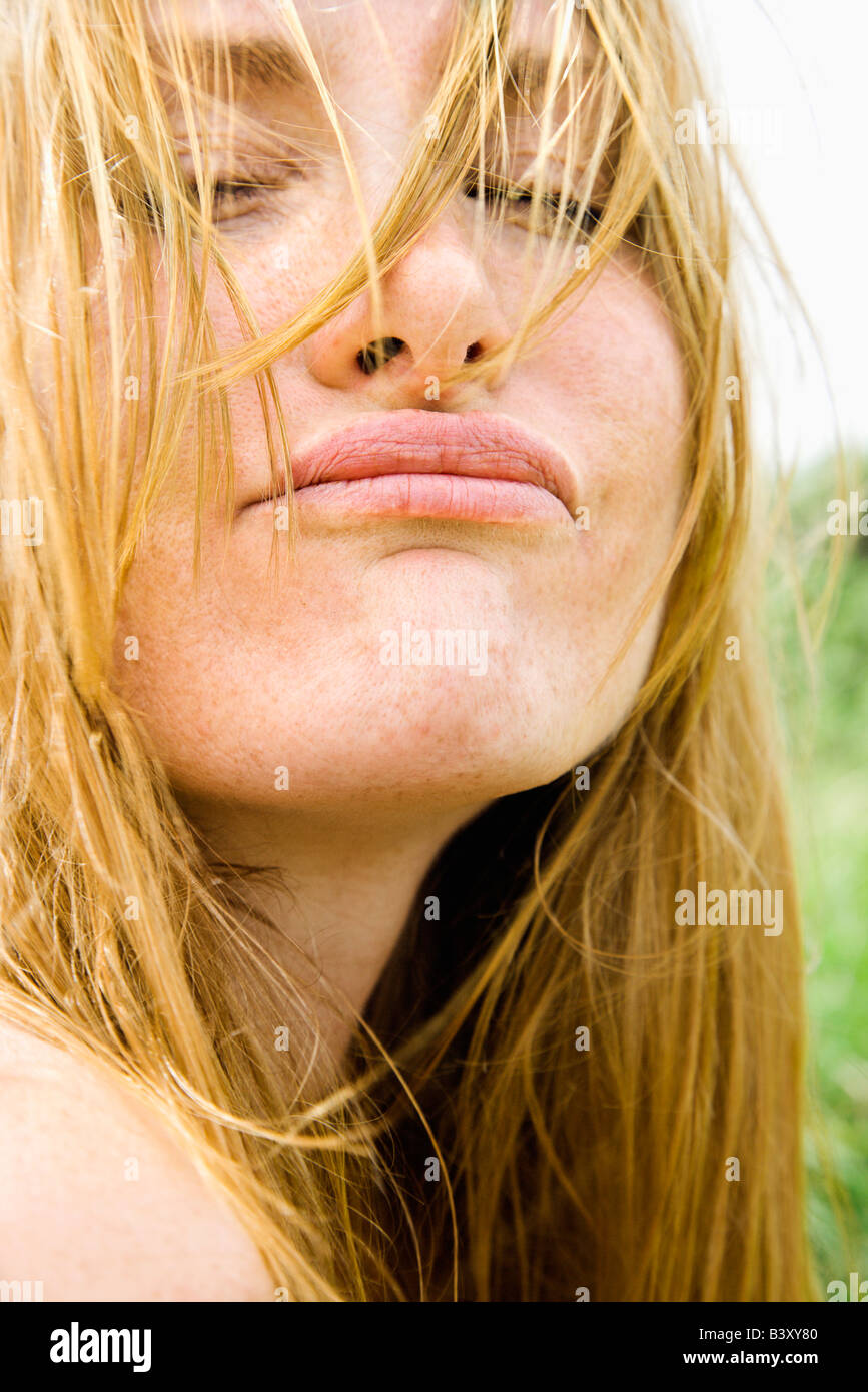 Close up ritratto di attraente redheaded donna che fa una faccia buffa Foto Stock