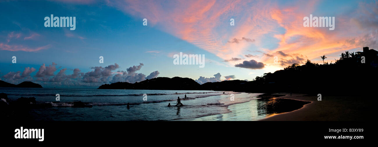 Tramonto sulla spiaggia di Playa La Ropa a Zihuatanejo Messico Foto Stock