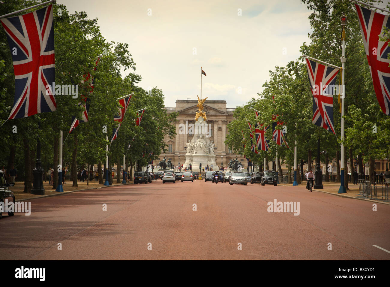 Il Mall (strada che conduce a Buckingham Palace), Londra, Inghilterra Foto Stock