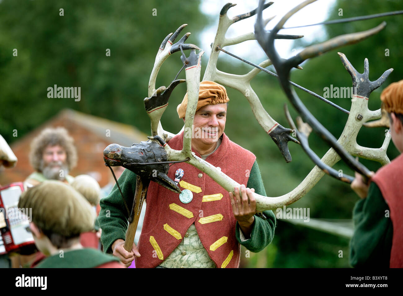 L'Abbots Bromley Horn Dance che si tengono annualmente sulle scie lunedì in Abbots Bromley Staffordshire Foto Stock