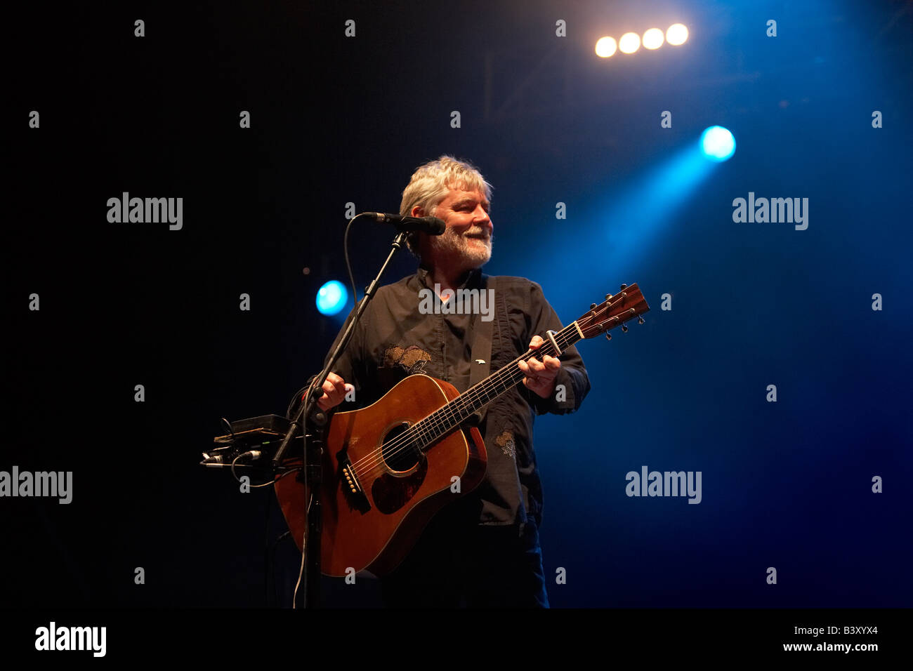 Simon Nicol di Fairport Convention suona la chitarra sul palco del 2008 Cropredy Festival Foto Stock