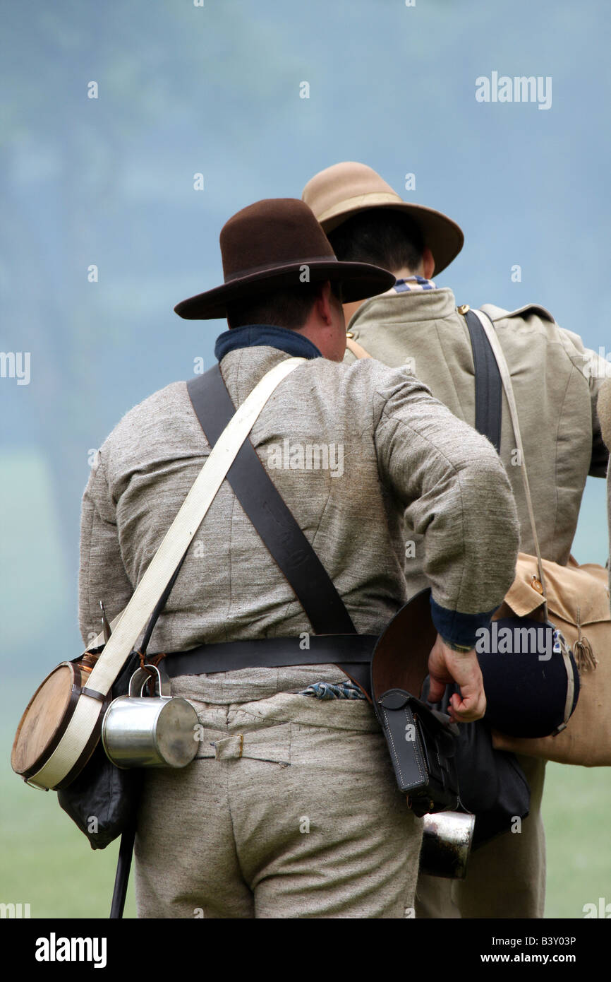 Due soldati confederati durante una battaglia in una guerra civile Encampment Rievocazione Storica Foto Stock