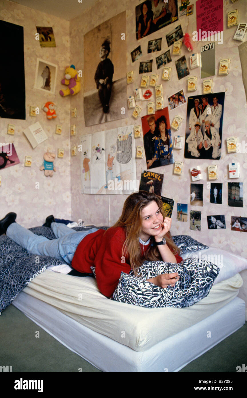 Ragazza adolescente nella sua camera da letto, Francia Foto Stock
