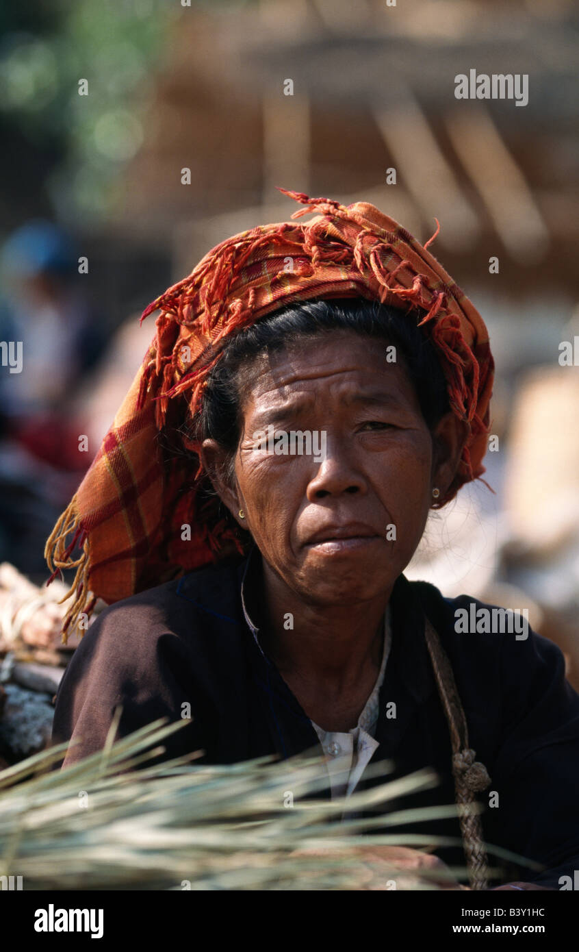 Pa-O donna al Taung Tho mercato dal Lago Inle in Myanmar. Pa-O le persone possono essere identificati da luminose turbanti & vestiti di nero. Foto Stock