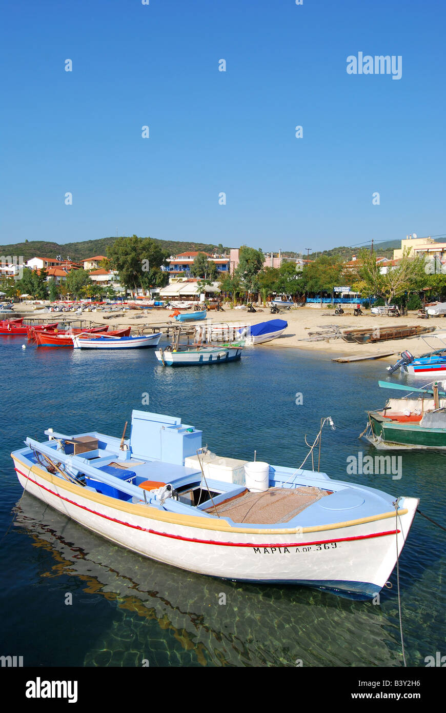 La spiaggia e il porto vista, Ouranoupoli, Penisola di Athos, Calcidica, Macedonia centrale, Grecia Foto Stock
