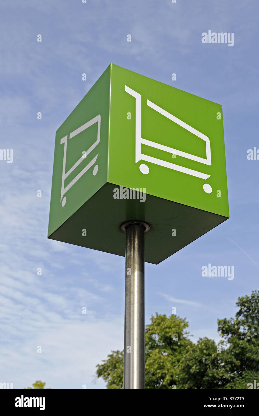 Carrello per supermercati parcheggio logo segno Waitrose Holloway Londra Inghilterra REGNO UNITO Foto Stock