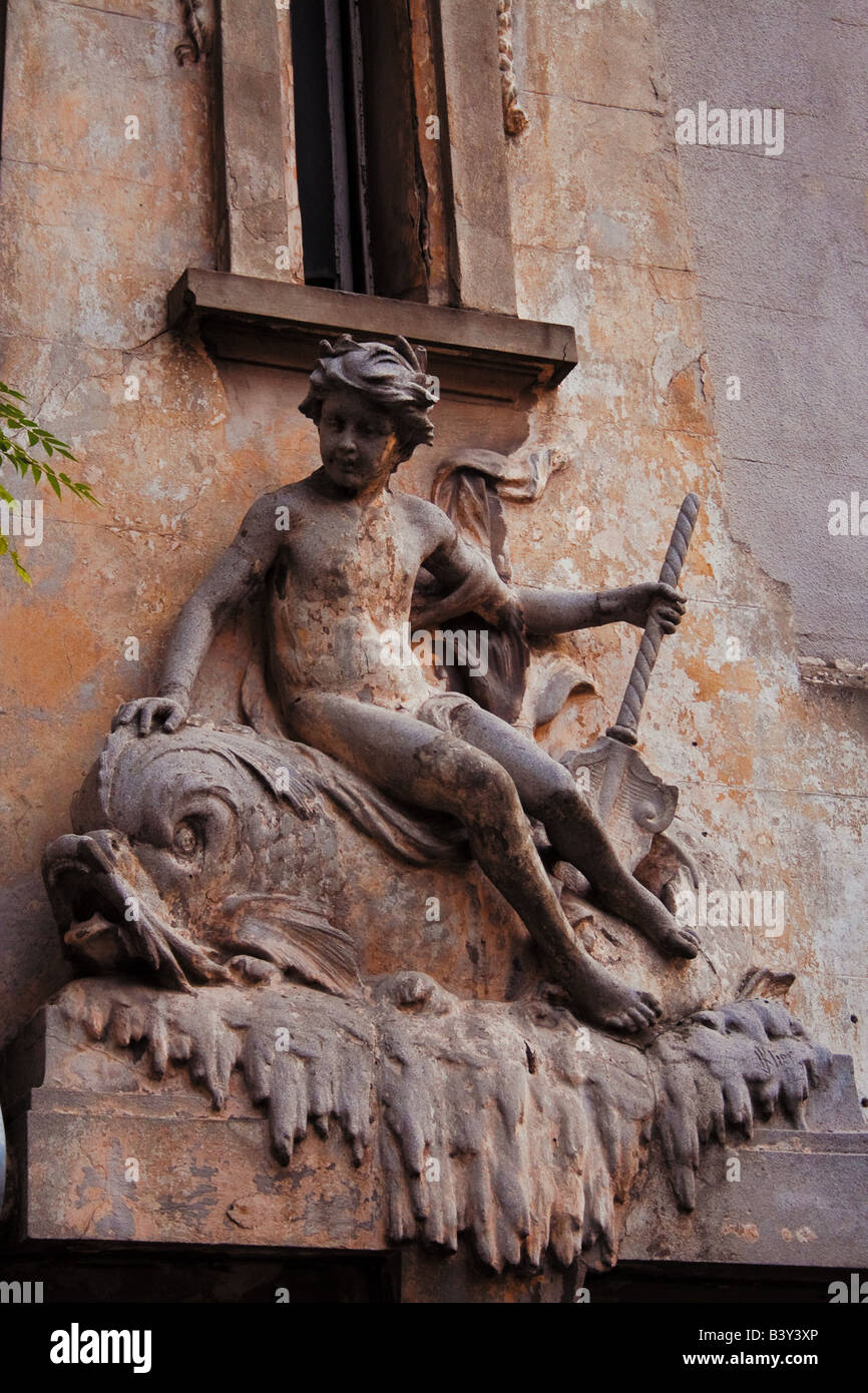 Bucarest Romania 2008 Osservatorio Astronomico facciata scultura che mostra un ragazzo in sella a una di pesci di grandi dimensioni Foto Stock