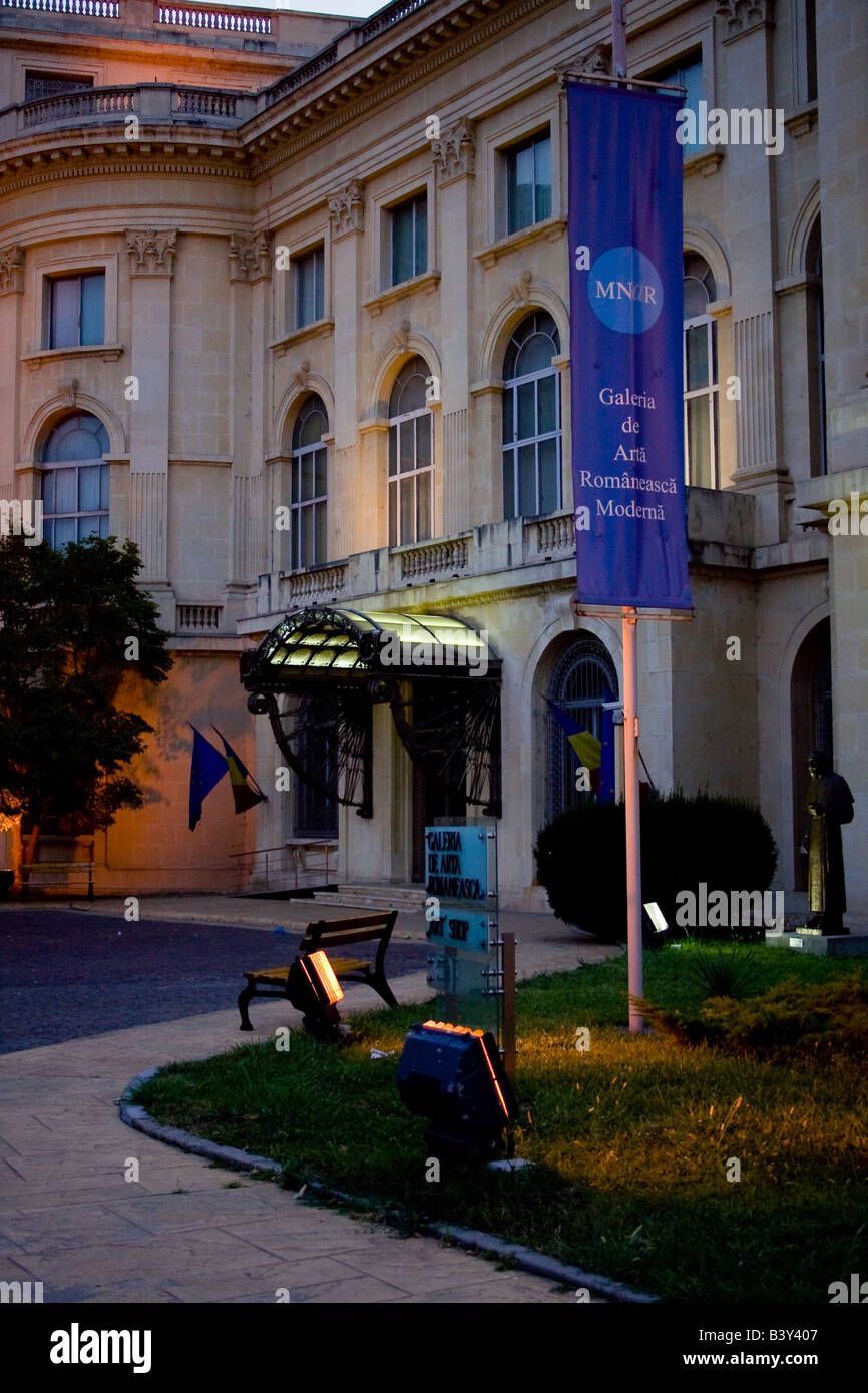 Bucarest Romania 2008 Museo Nazionale d'arte entrata laterale e banner Foto Stock