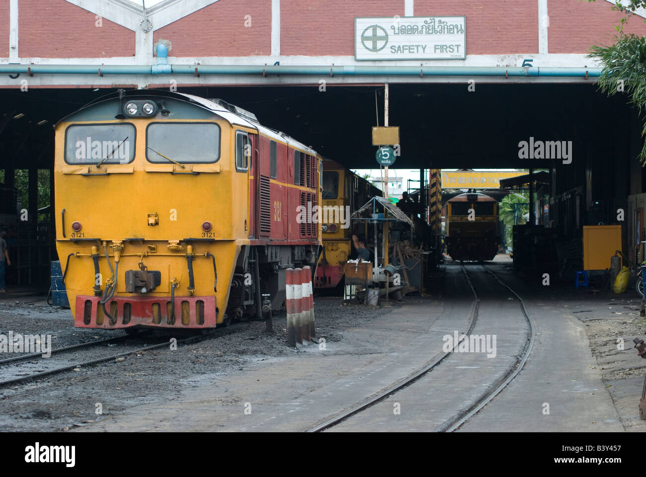 Locomotori in corrispondenza della locomotiva repair shop a Bangkok Noi stazione in Thonburi Bangkok Foto Stock