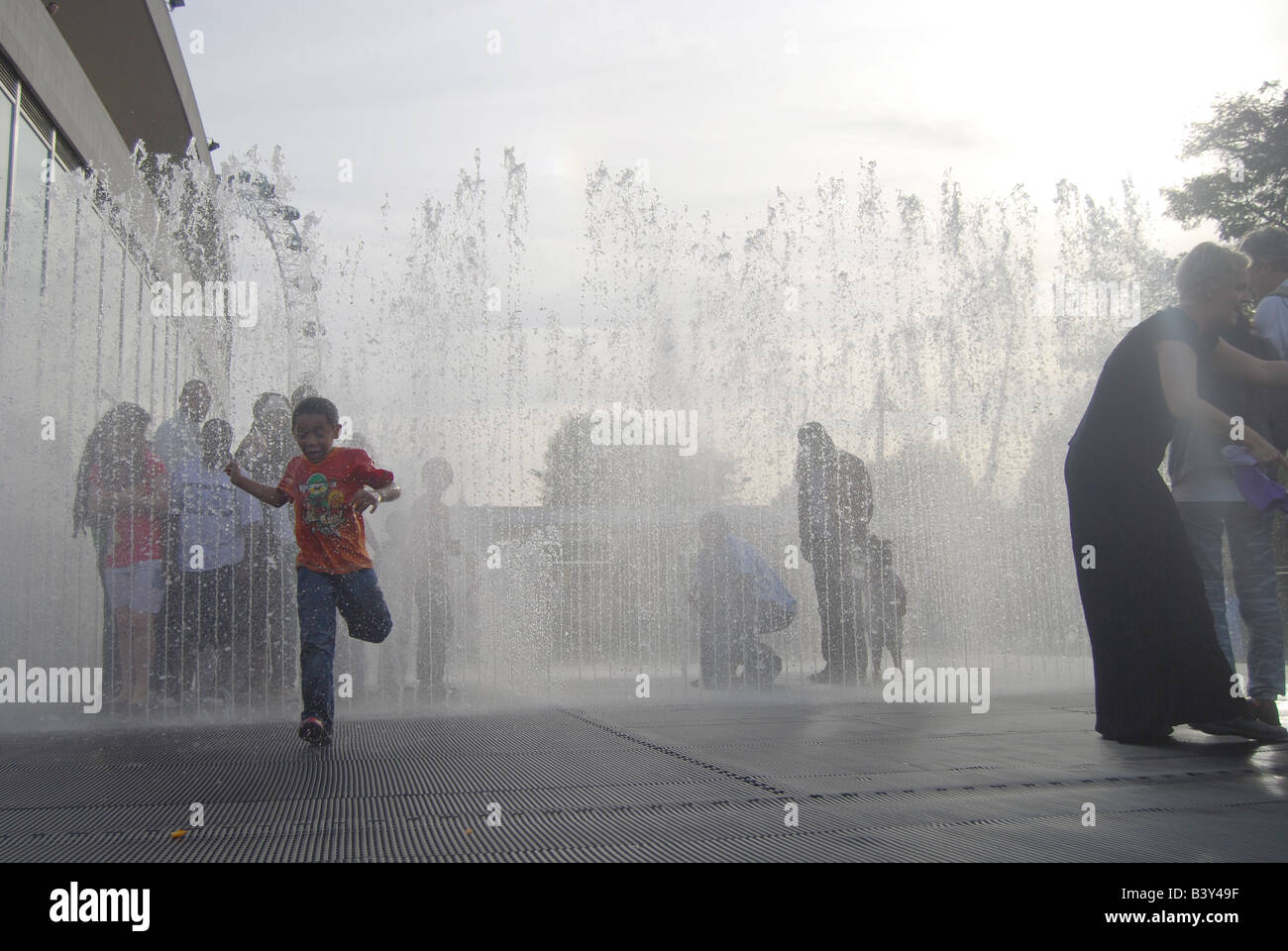 Fontana bambini giocare gioco d'acqua wet London Southbank Foto Stock
