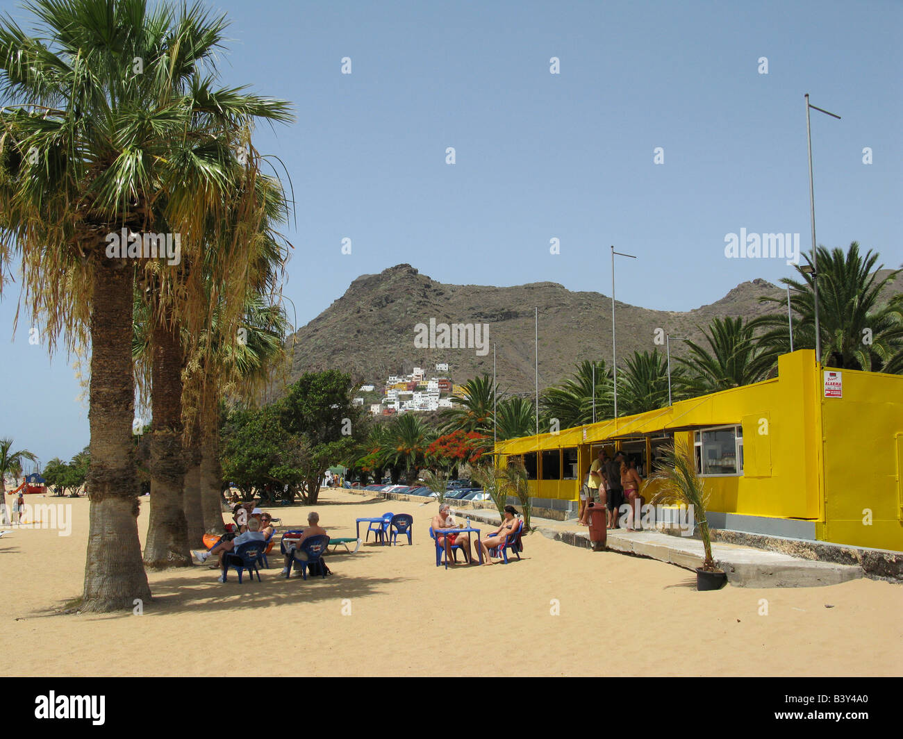 Bar sulla spiaggia con palme a Playa de Las Teresitas vicino a San Andrés, 5 km a nord di Santa Cruz de Tenerife, nelle Isole Canarie. Foto Stock