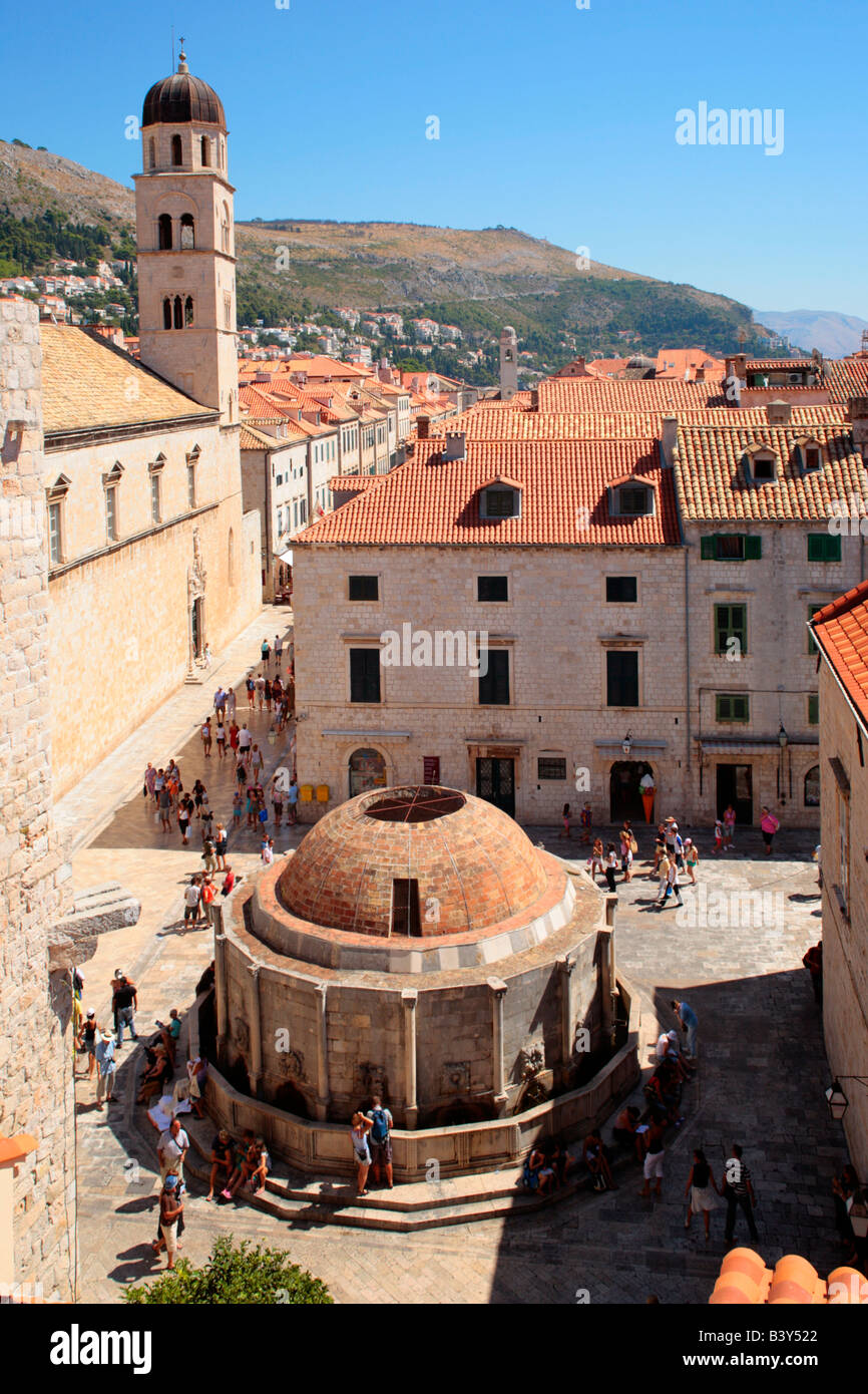 Grande Onofrio la fontana e il monastero francescano accanto al muro della città nella città vecchia di Dubrovnik Foto Stock