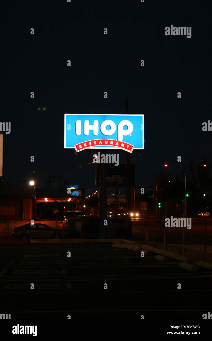 Segno per IHOP International House of Pancakes illuminata di notte Foto Stock