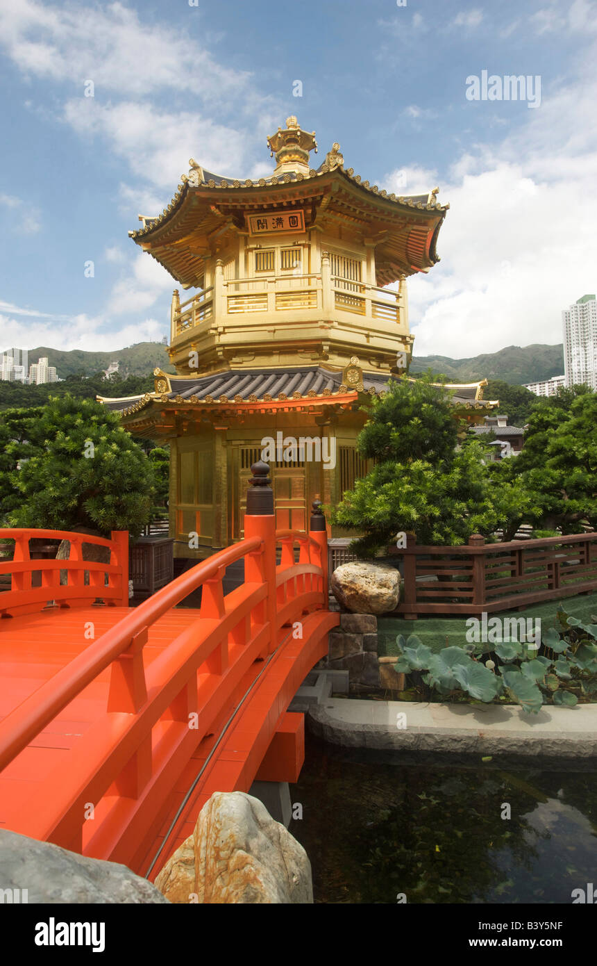 Ponte che conduce alla pagoda dorata del padiglione della perfezione assoluta Giardino Nan Lian Foto Stock