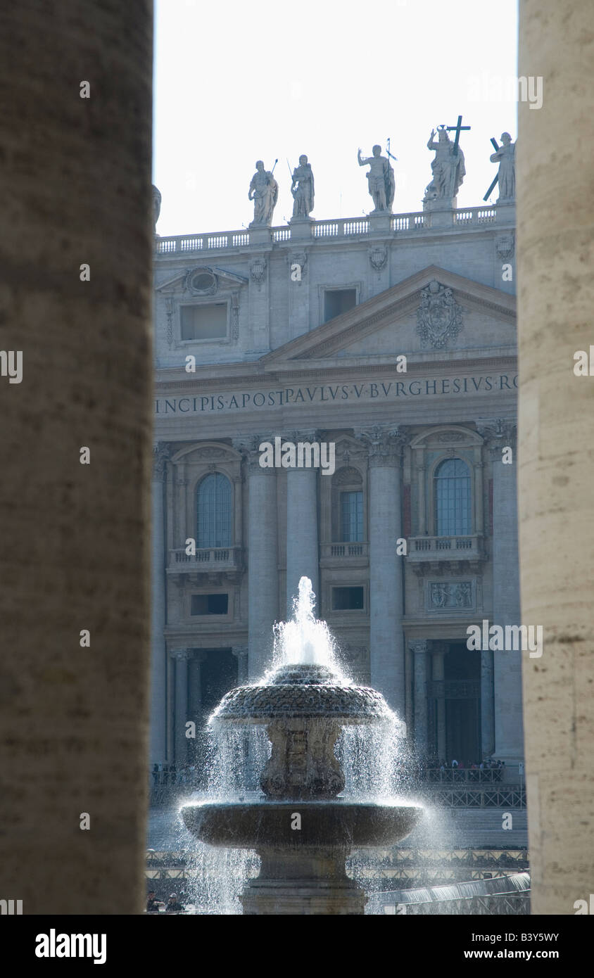 Fontana visto attraverso le colonne in Piazza San Pietro Vaticano Roma Foto Stock