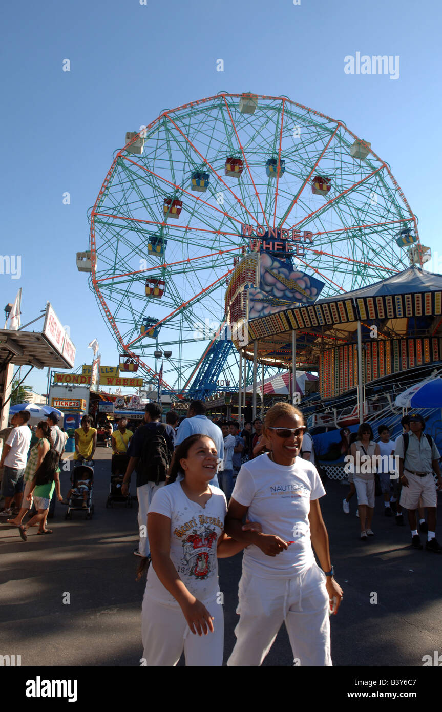 I visitatori di Coney Island celebrare la fine dell'estate il giorno della festa del lavoro Foto Stock