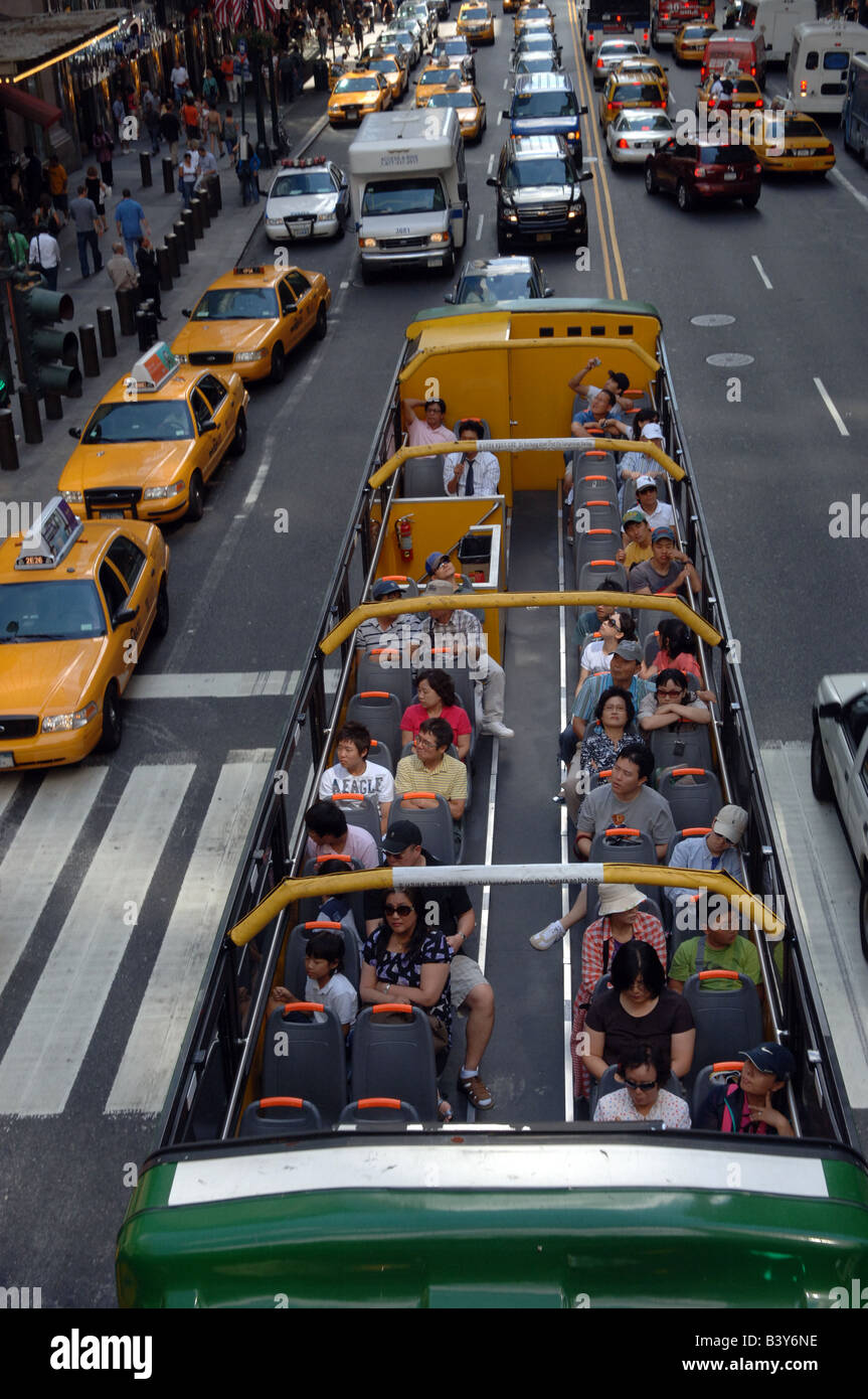 Il coreano i turisti su un autobus turistico su East 42 Street di fronte alla Grand Central Station in New York Foto Stock