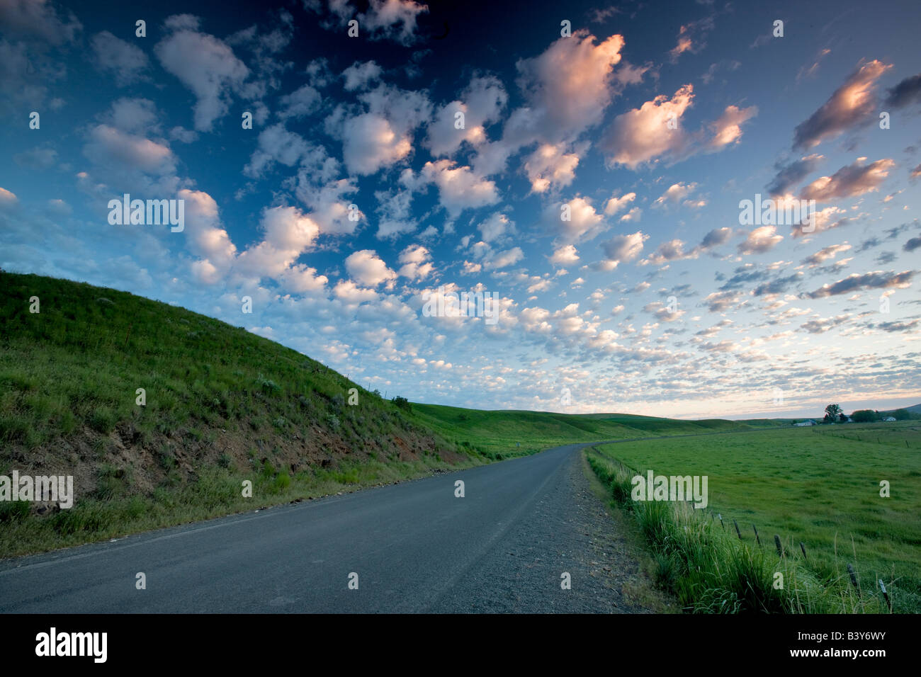 Strada sul retro con puffy nuvole nel Wallowa County Oregon Foto Stock