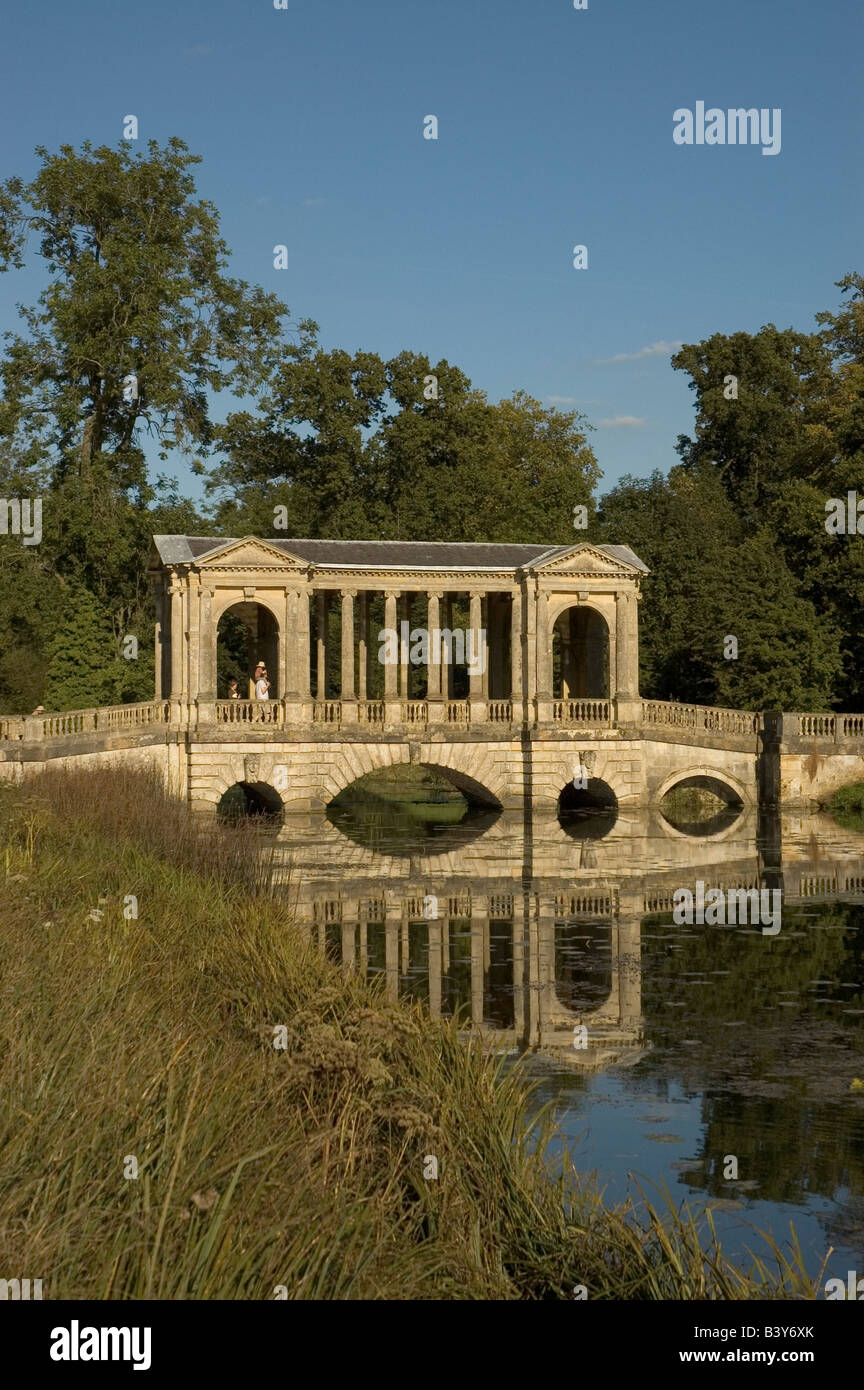 Il ponte palladiano a Stowe giardini paesaggistici, Buckinghamshire. Poertrait. Foto Stock