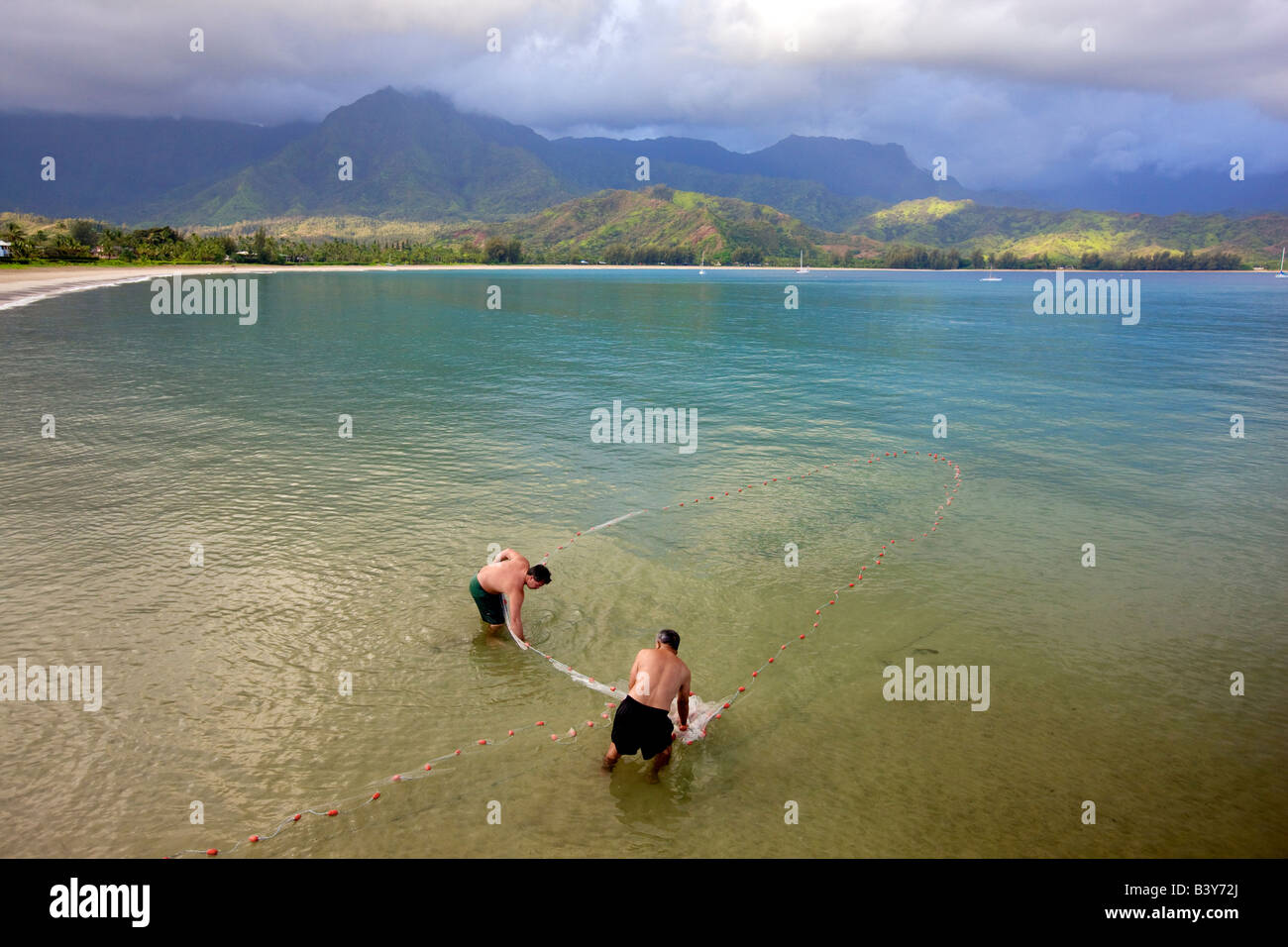 Hawaians nativo net pesca dello sgombro Hanalei Bay Kauai Hawaii Foto Stock