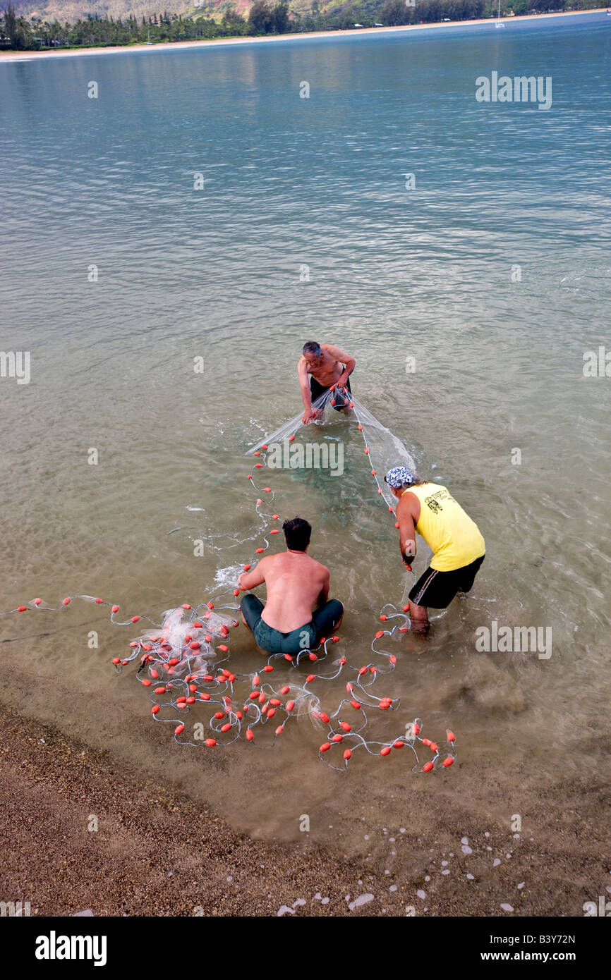 Hawaians nativo net pesca dello sgombro Hanalei Bay Kauai Hawaii Foto Stock