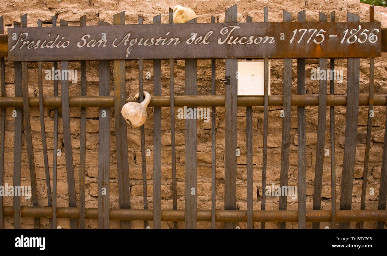 Stati Uniti d'America, Arizona, Tucson. Recinzione con zucca a El Presidio San Agustín del militare di Tucson post. Foto Stock