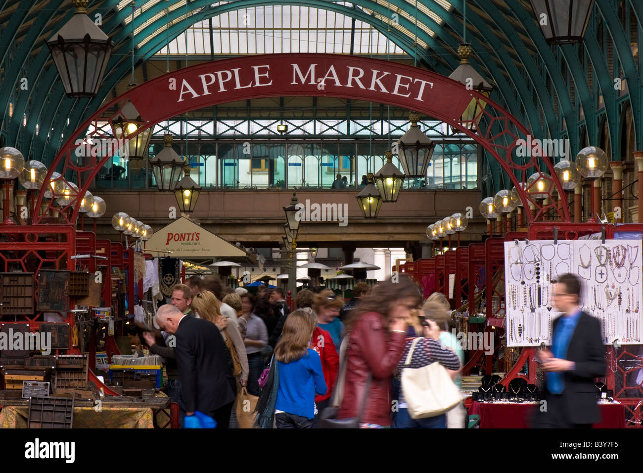 La gente lo shopping al mercato Apple Congrega Garden Londra Regno Unito Foto Stock