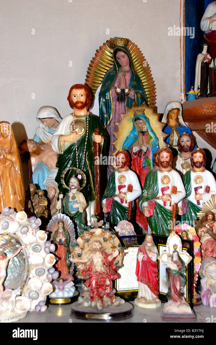 Stati Uniti d'America, Arizona, Tucson. La missione di San Xavier del Bac (aka Colomba Bianca del Deserto). Statue religiose nella chiesa della missione. Foto Stock