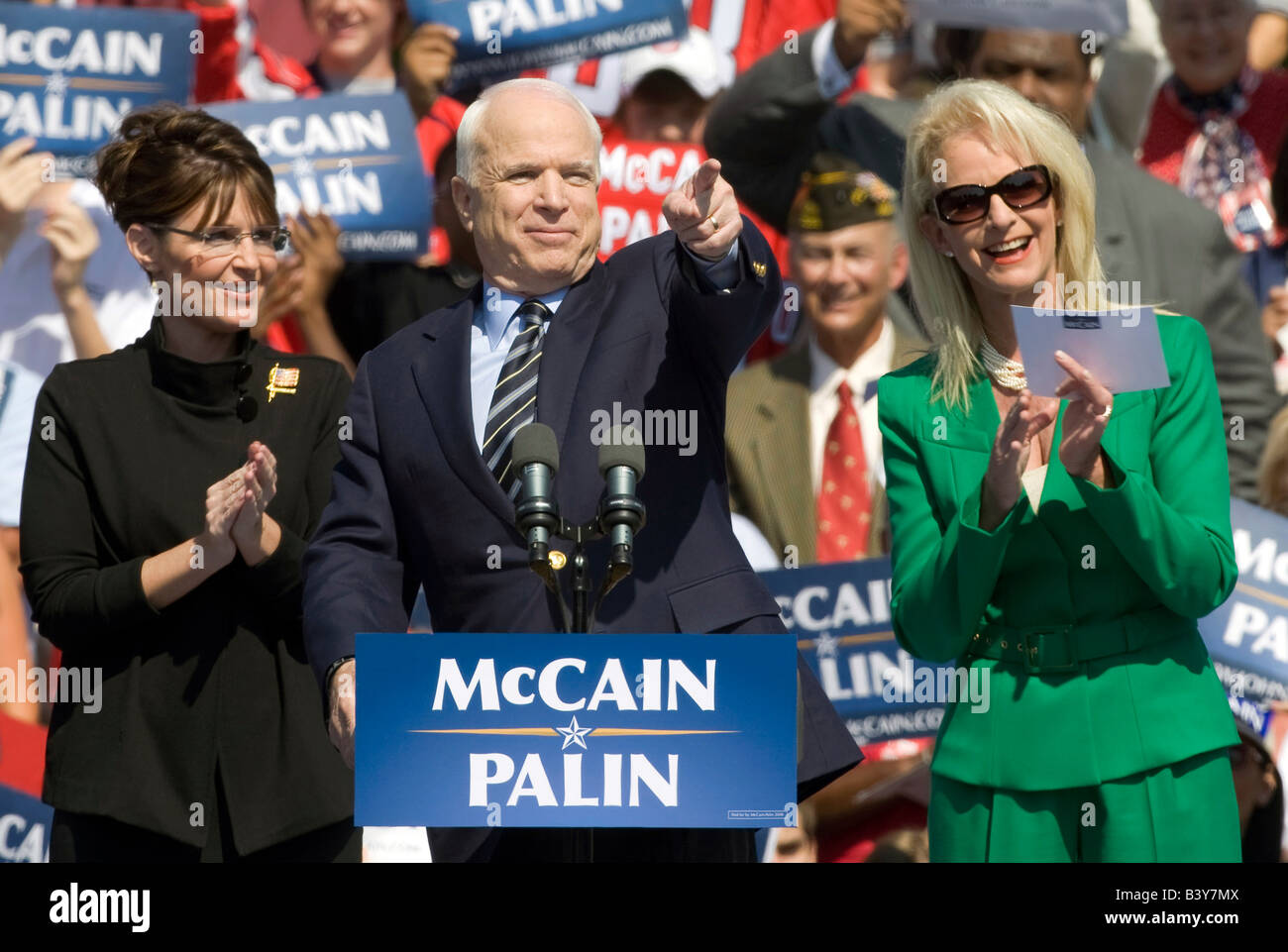 John McCain sul sentiero di campagna in Virginia con sua moglie Cindy McCain e compagno di corsa Gov. Sarah Palin. Foto Stock