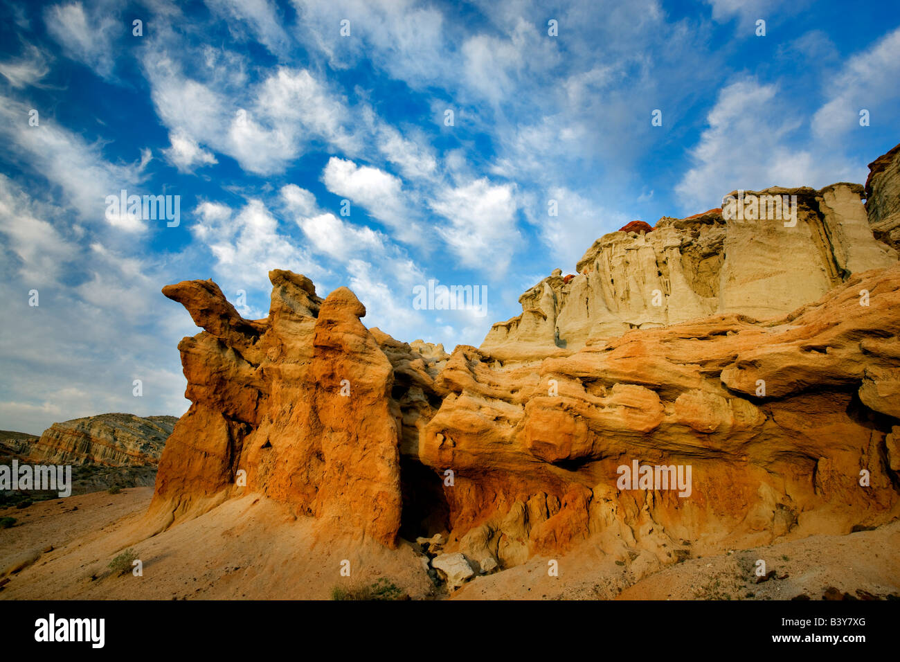 Puffy nuvole colorate e rocce di arenaria al Red Rock Canyon State Park California Foto Stock