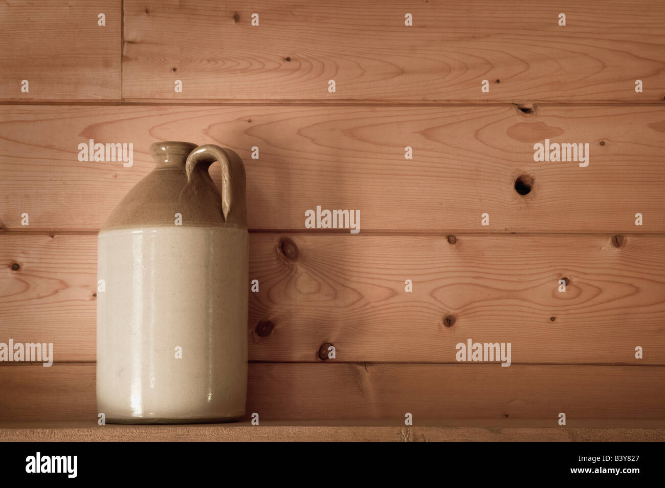 Brocca di vetro su uno scaffale Foto Stock