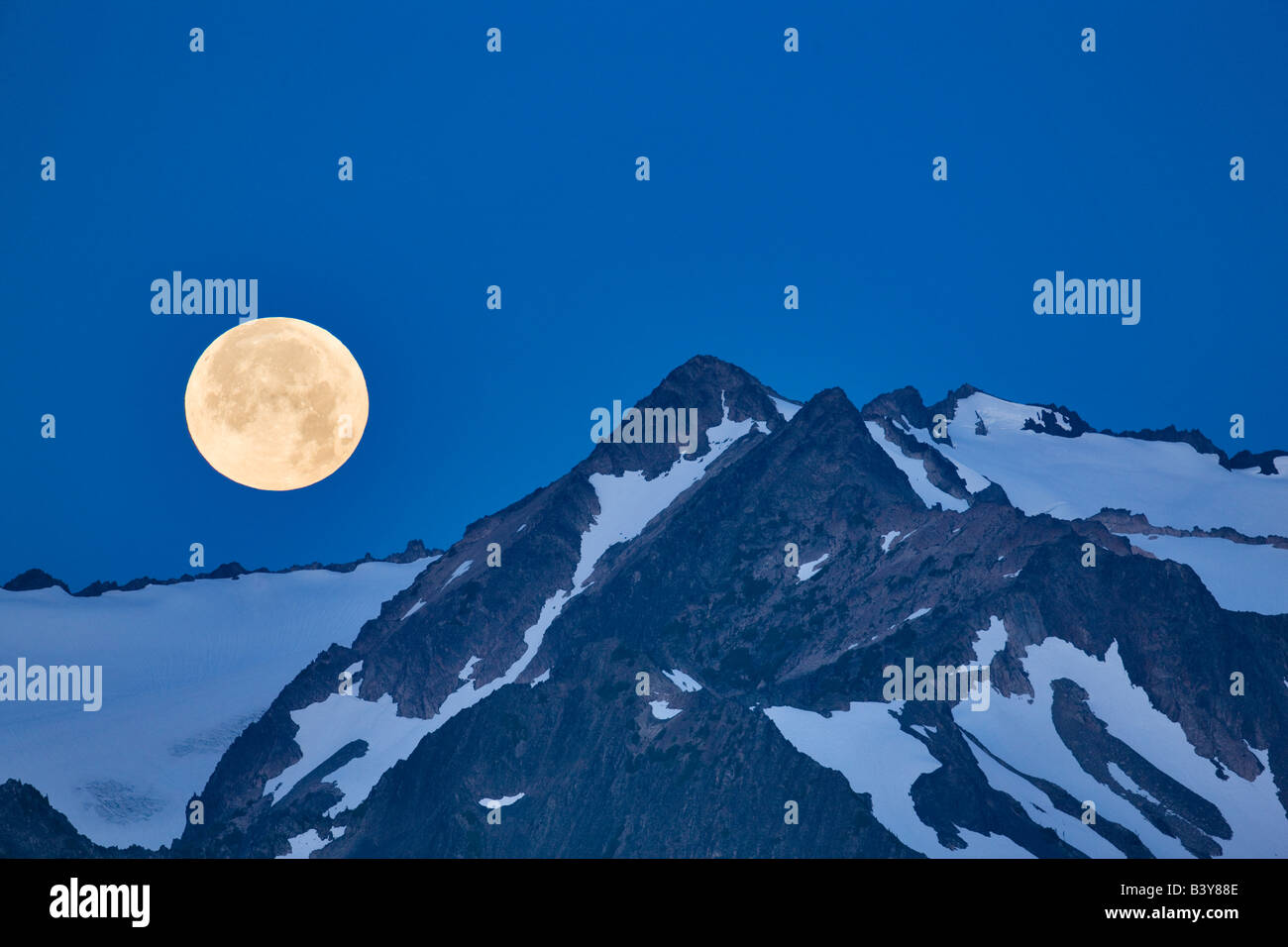 Luna imposta oltre le montagne olimpiche il parco nazionale di Olympic Washington Foto Stock
