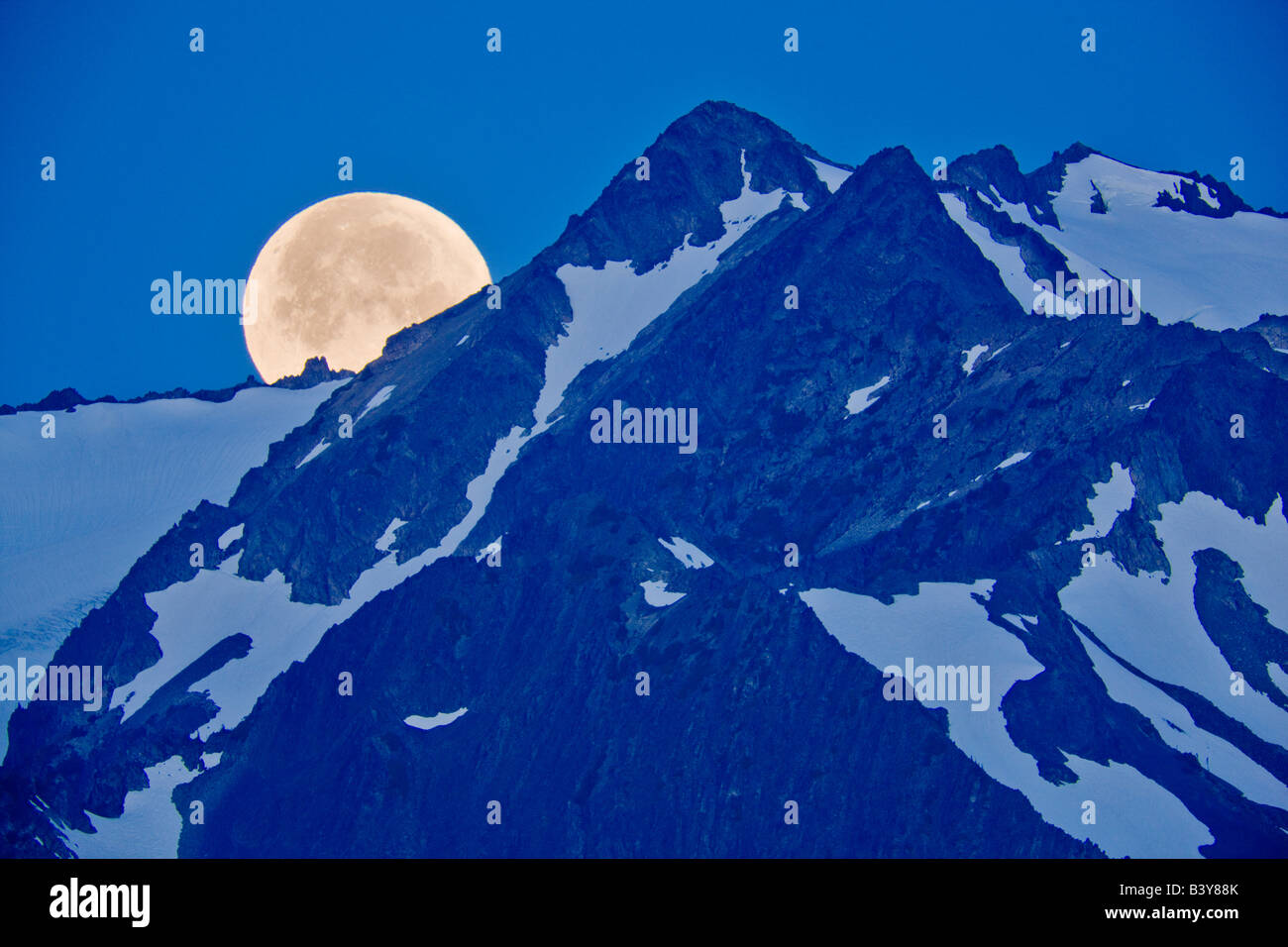 Luna imposta oltre le montagne olimpiche il parco nazionale di Olympic Washington Foto Stock