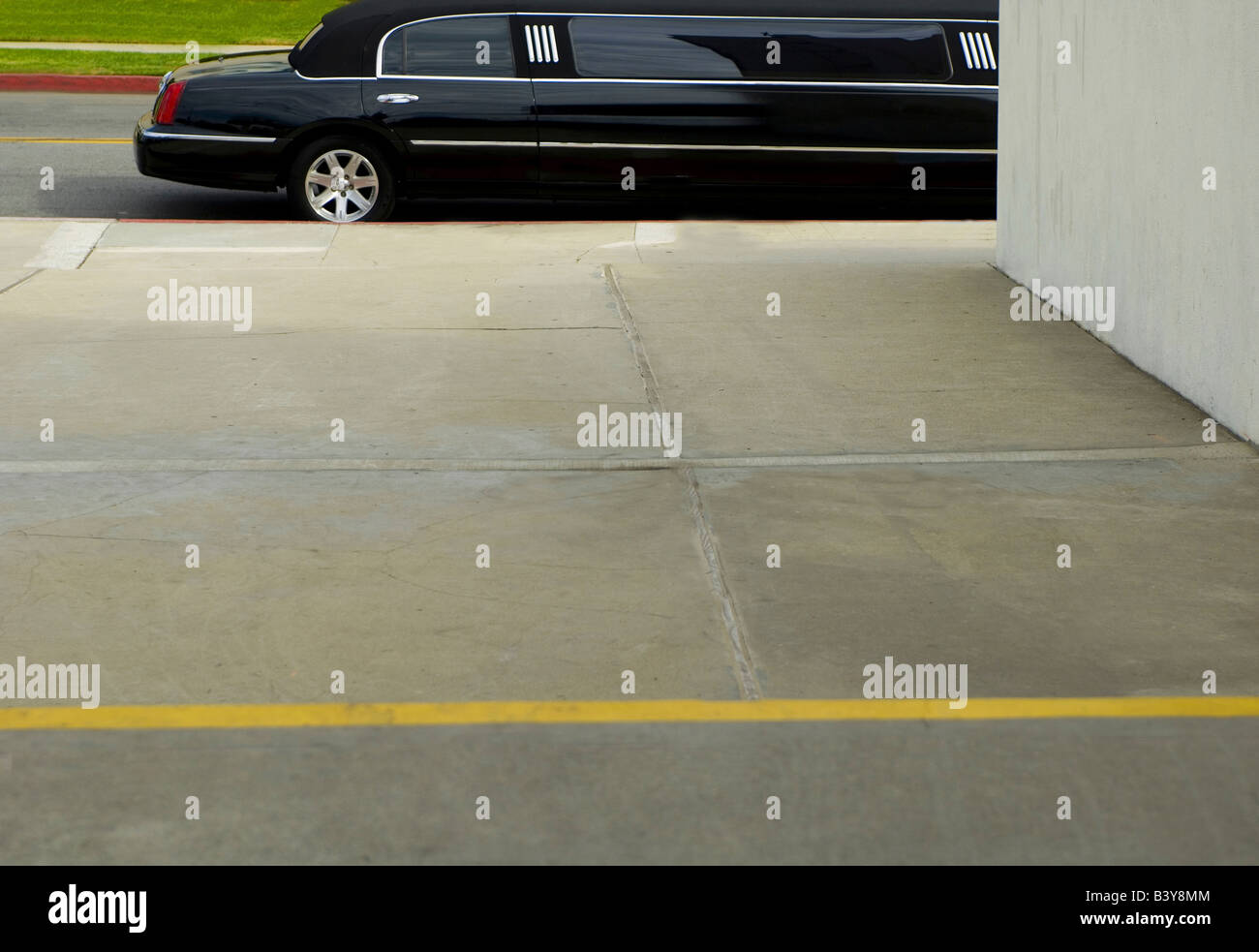 Stati Uniti, Los Angeles, limousine nera parcheggiata da un cordolo. Foto Stock
