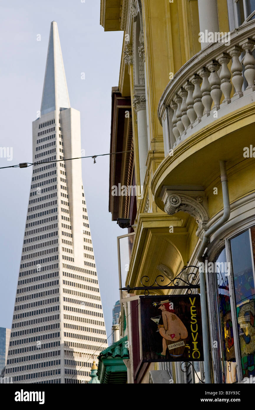 Stati Uniti, California, San Francisco. Il vecchio incontra il nuovo con il contrasto di North Beach Ristorante e Transamerica building. Foto Stock