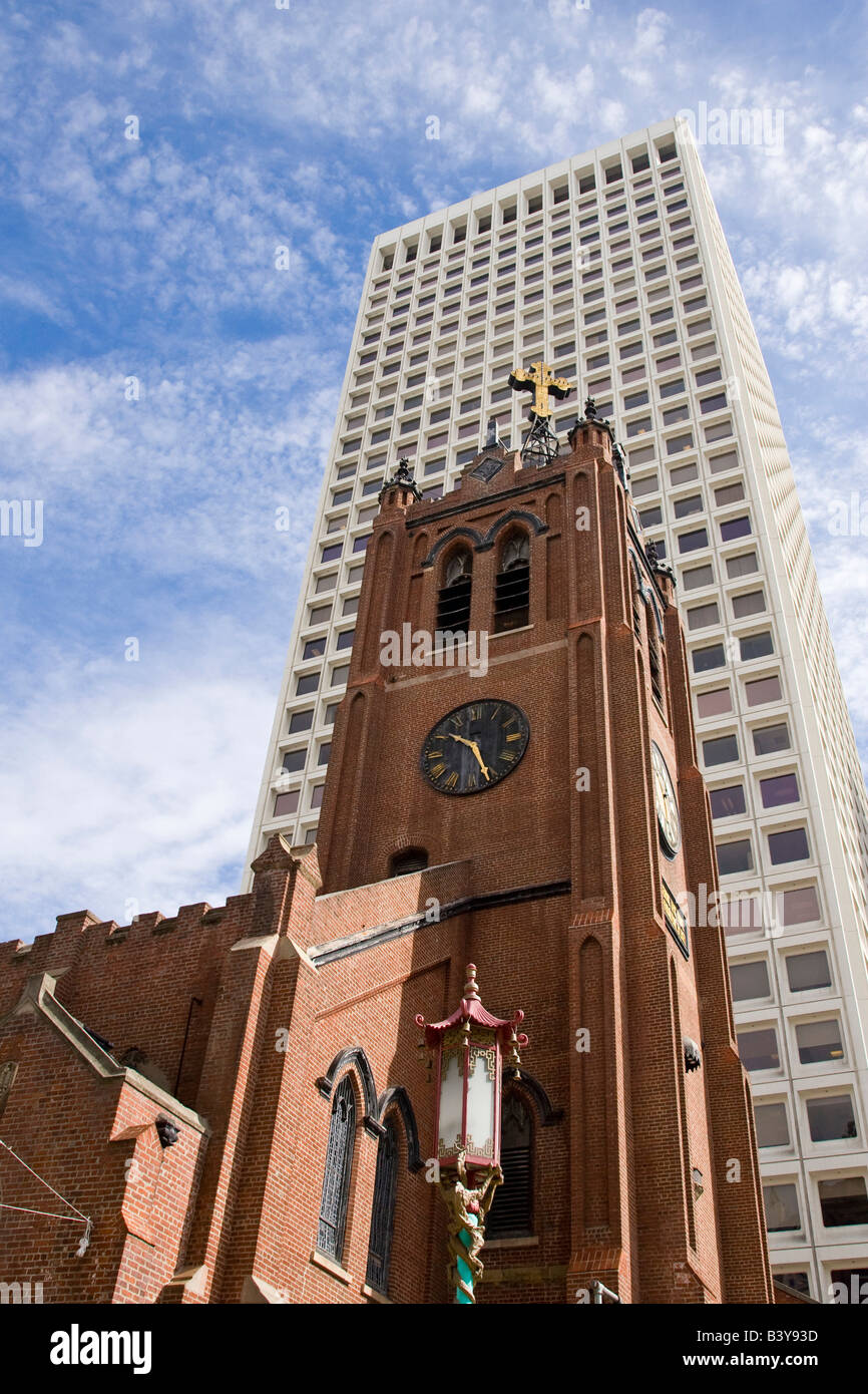 Stati Uniti, California, San Francisco. Vecchia Cattedrale Santa Maria e moderno grattacielo con una Chinatown lampione in primo piano. Foto Stock