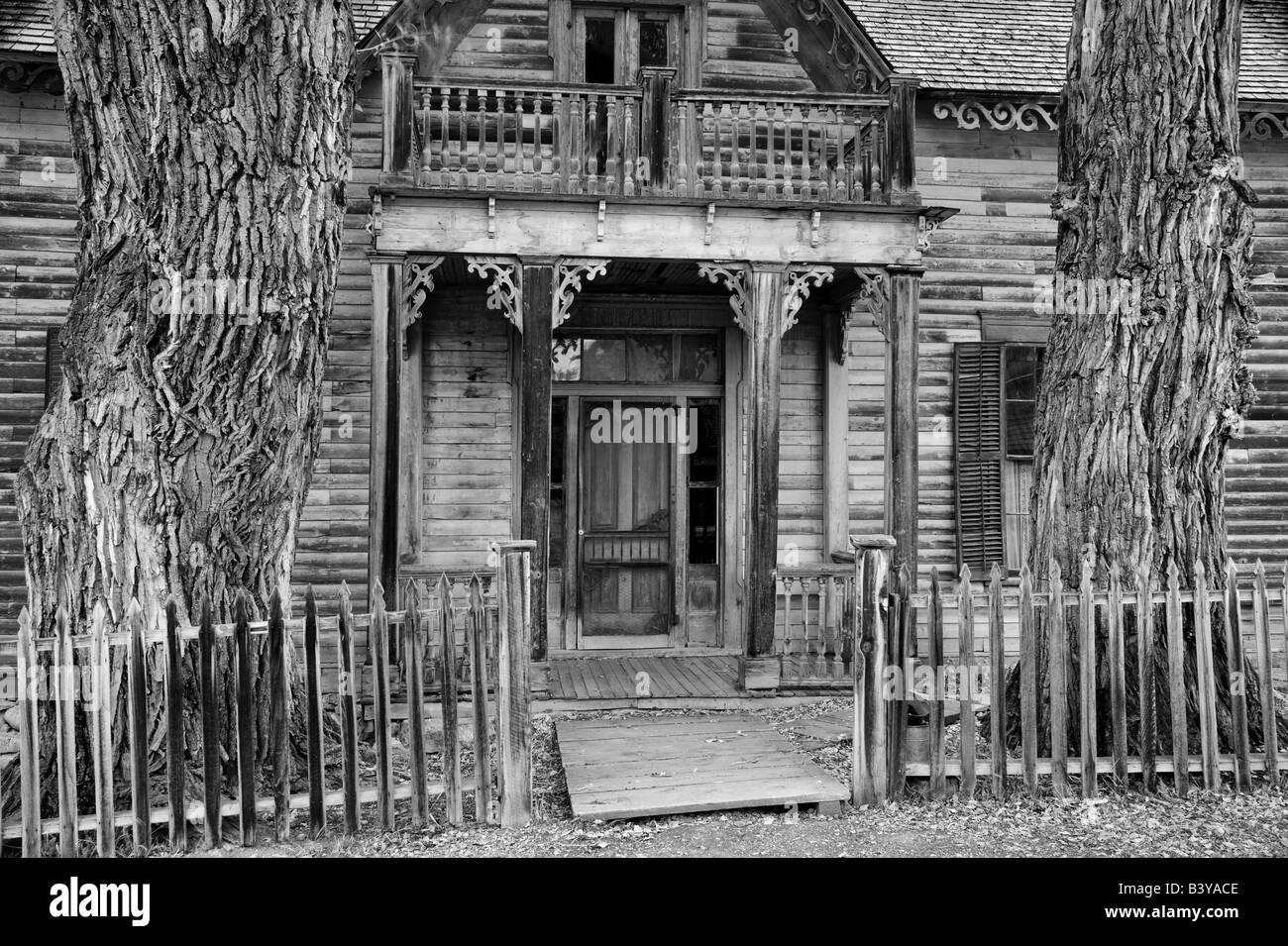 Parte anteriore della vecchia casa storica città del Nevada Montana Foto Stock