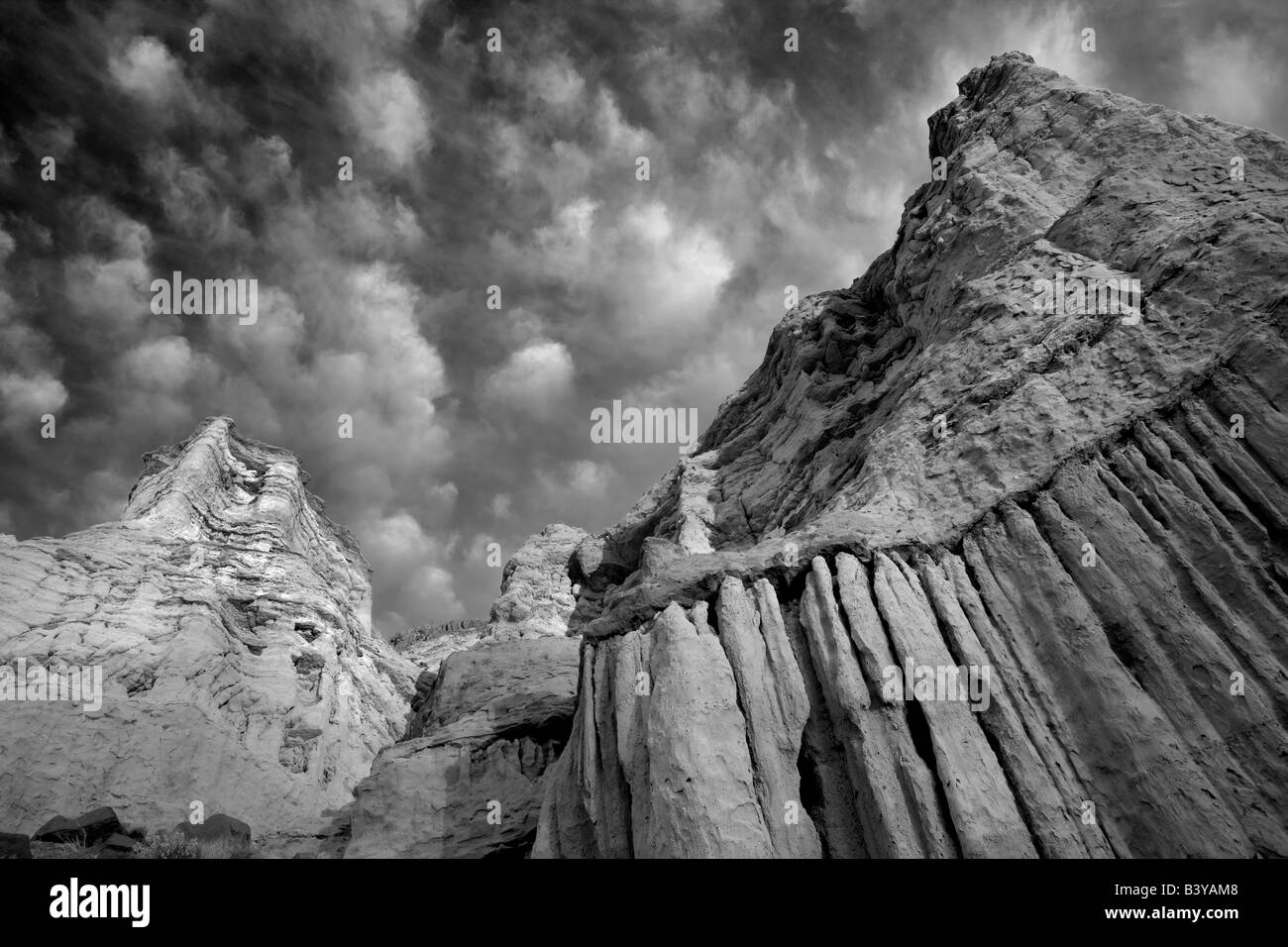 Puffy nuvole colorate e rocce di arenaria al Red Rock Canyon State Park California Foto Stock